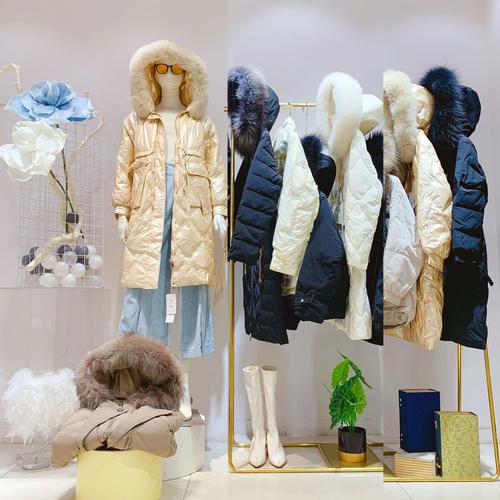冬季爆款外套女裝貨源指南 大山羽絨服與四季青樂町批發(fā)實(shí)戰(zhàn)解析\n\n進(jìn)入冬季，女裝實(shí)體店、淘寶C店與直播間的核心戰(zhàn)場已經(jīng)全面轉(zhuǎn)向羽絨服與棉服品類。對(duì)于想在這一季沖銷量的店主來說，手里有沒有一手品牌折扣、當(dāng)季新款和穩(wěn)定貨源，幾乎是決定利潤生死線的關(guān)鍵。本文將圍繞你關(guān)心的大山羽絨服品牌折扣、四季青樂町批發(fā)，梳理一條清晰的冬季新款外套拿貨思路。\n\n### 一、為什么今年的冬季外套要盯準(zhǔn)“品牌折扣+源頭工廣”\n\n中國羽絨服產(chǎn)能占全球七成以上，全國有成千上萬家羽絨服工廠和貼牌商。像大山、樂町這類品牌款式引領(lǐng)